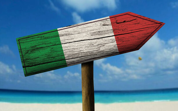 italian-flag-wooden-arrow-4k-national-symbols-flag-of-italy.jpg
